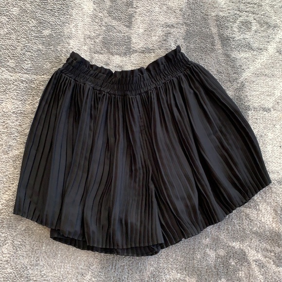 Zara black pleated stretchy shorts - Picture 6 of 7